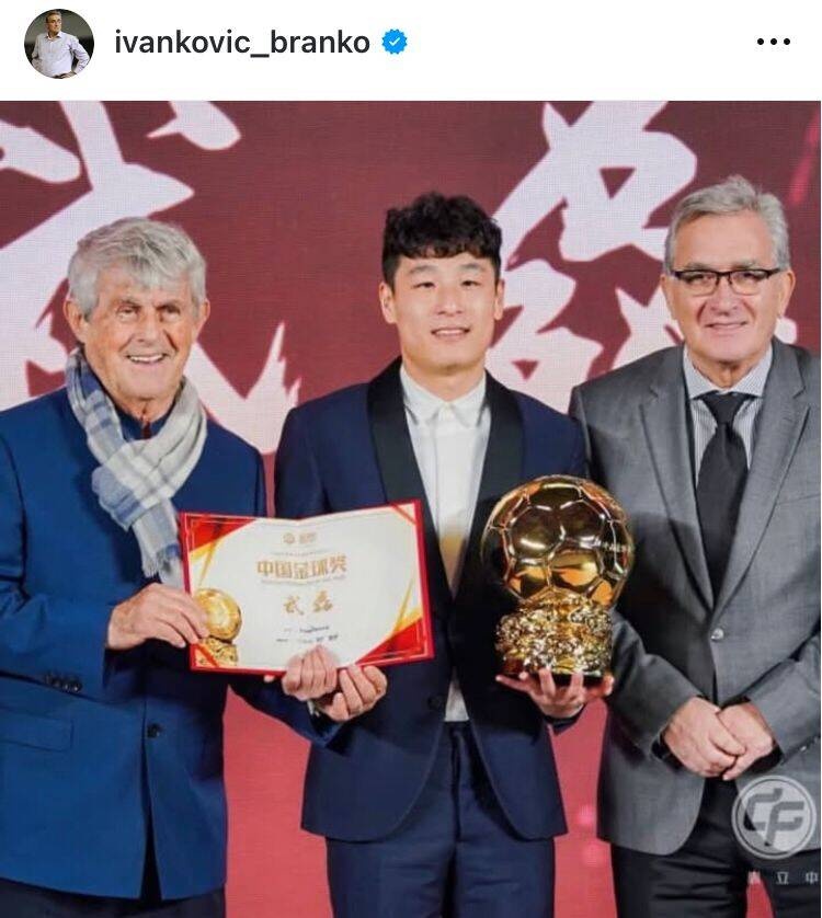  出席中國金球獎頒獎儀式，伊萬曬與武磊、米盧同框照片