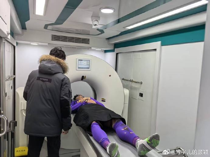  補時階段頭部被撞，天津記者：目前謝維軍正在醫(yī)院接受檢查