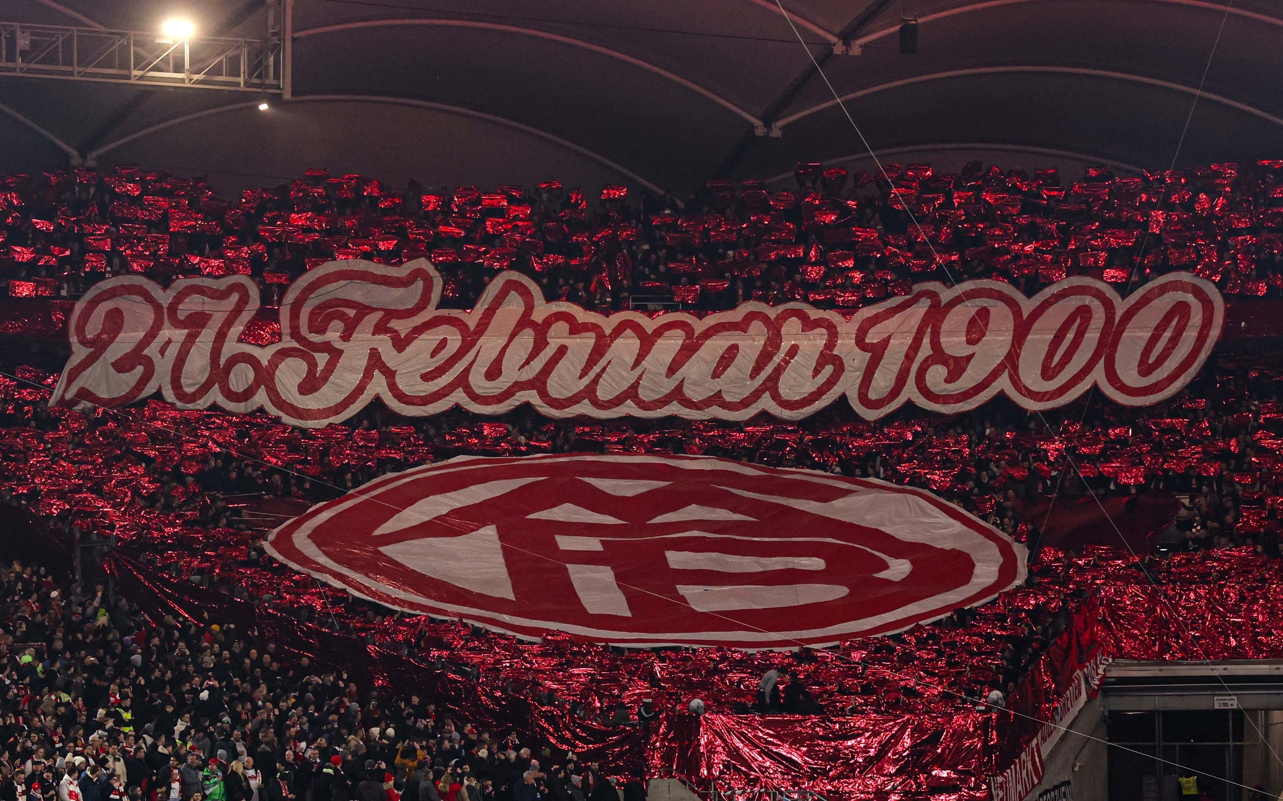  拜仁球迷在看臺展示TIFO，慶祝俱樂部成立125周年
