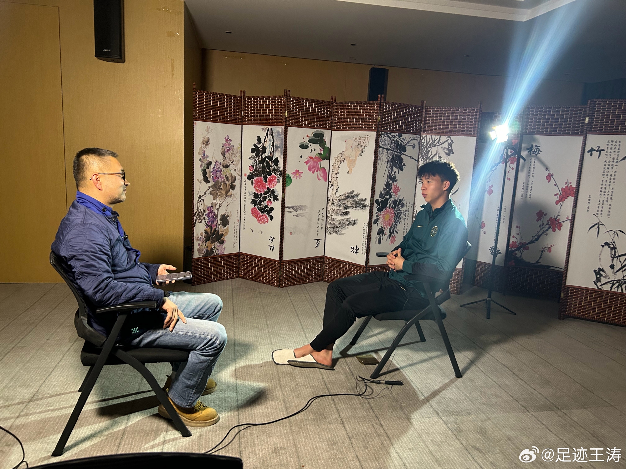  記者：王鈺棟視韋世豪為偶像&想加他微信，現(xiàn)進(jìn)了國足不知加到?jīng)]