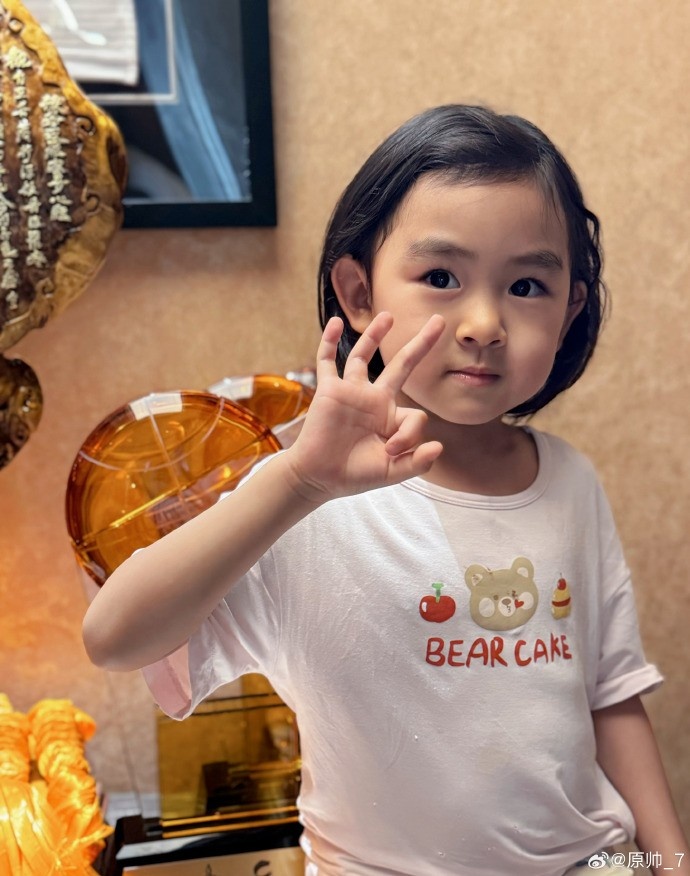  三分大賽三冠王！原帥曬三冠獎(jiǎng)杯：完成了女兒給安排的任務(wù)！