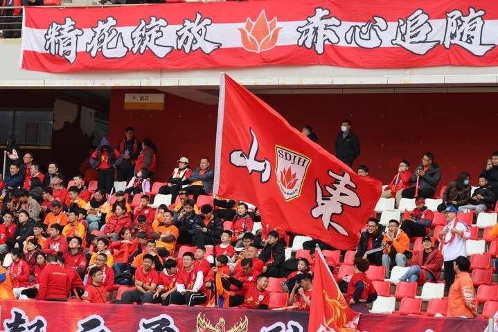 主場上萬名球迷的吶喊助威，給山東體彩女足征戰(zhàn)女超增添了能量與動力
