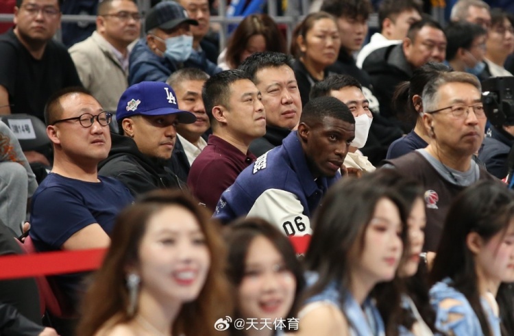  真籃球迷！國(guó)安外援法比奧攜玉昆外援科斯塔來(lái)到五棵松觀戰(zhàn)CBA