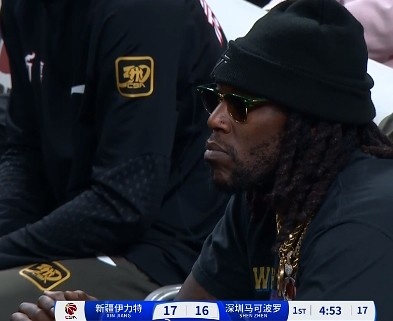  哦呦？你來了！新疆新外援哈雷爾場邊觀戰(zhàn)新疆主場vs深圳的比賽