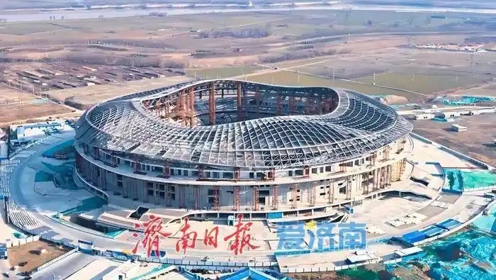  魯媒：戴上1.6萬(wàn)噸“鋼鐵巨冠”，黃河體育中心球場(chǎng)完成屋蓋施工