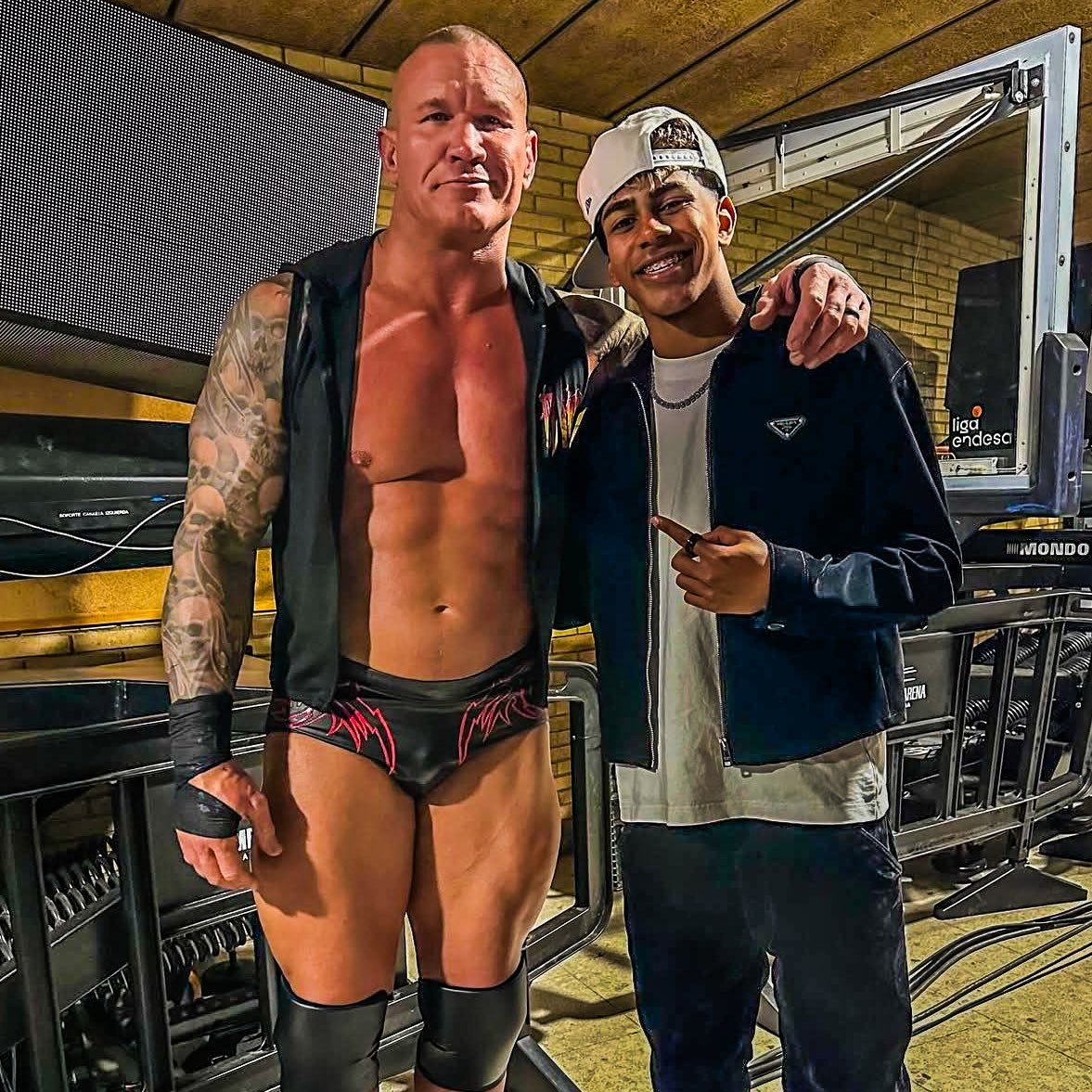  小心RKO！亞馬爾現(xiàn)場觀戰(zhàn)WWE，和奧爾頓、Triple H等合影