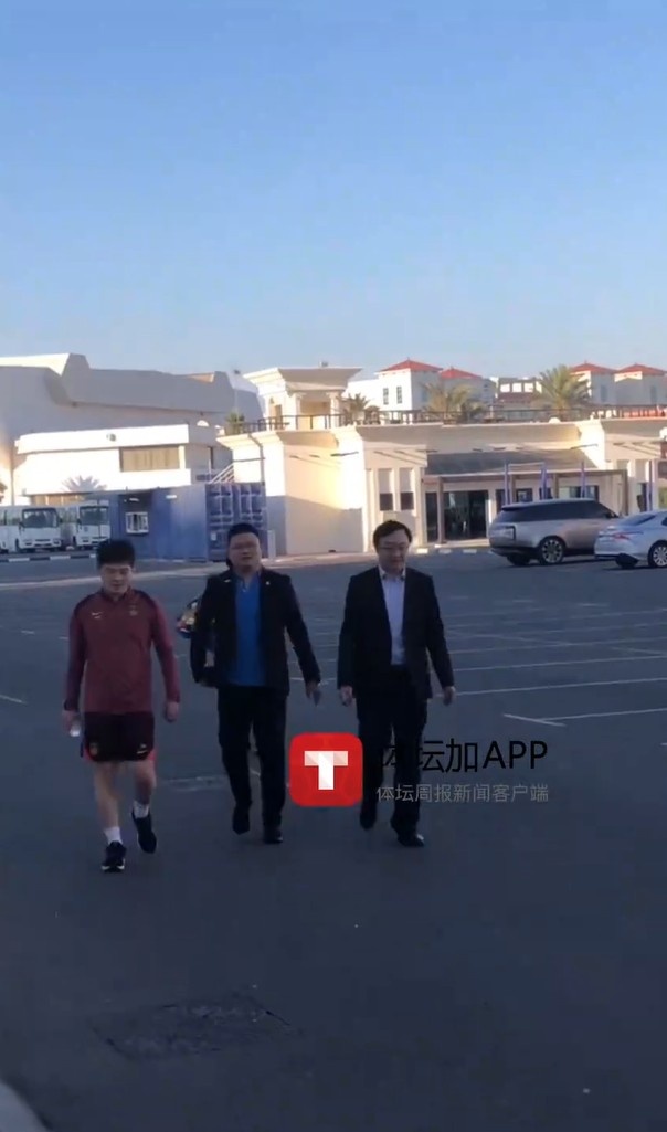  馬德興：迪拜領事館官員來到訓練場地看望國足