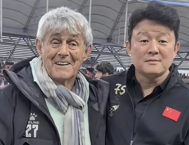  有點(diǎn)像？米盧差點(diǎn)將青島籍演員張磊誤認(rèn)為是孫繼海