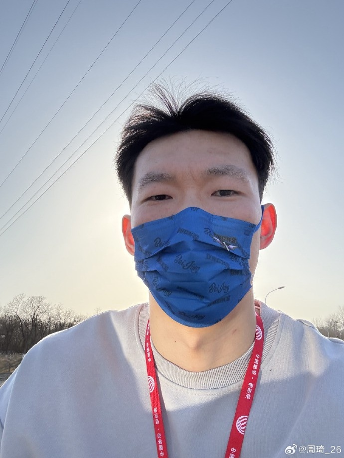  悠閑！周琦騎京牌電動(dòng)車出行：太陽出來了 開京牌兜兜風(fēng)！