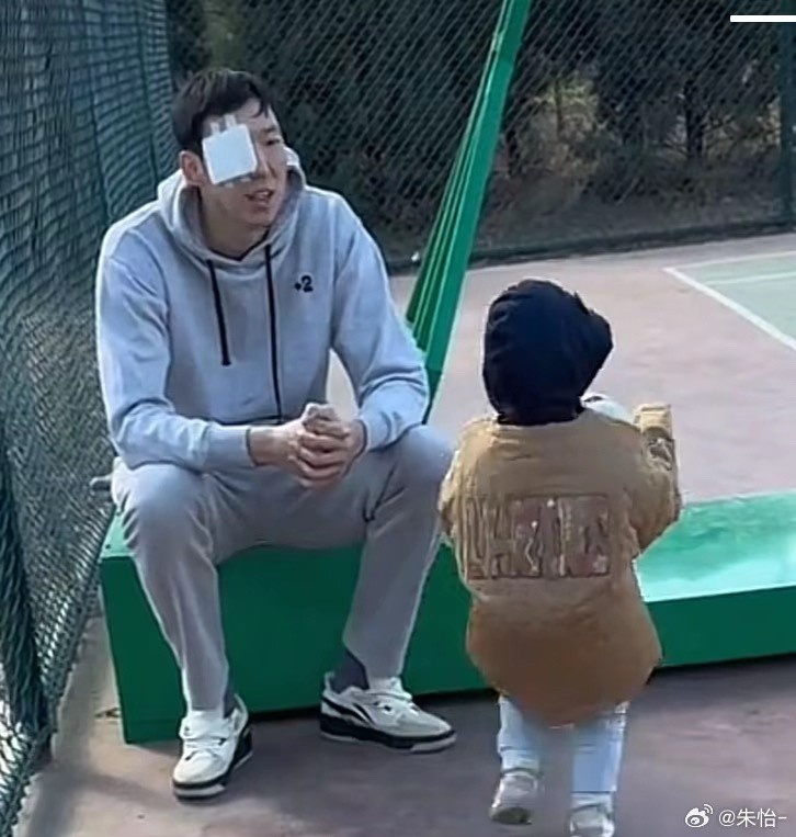  顧家好男人！記者曬出周琦手術后回歸家庭帶娃照片