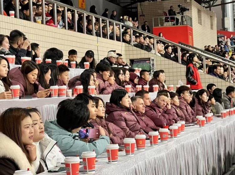  北青體育：中國女足現(xiàn)身中甲賽場，觀看重慶銅梁龍vs遼寧鐵人