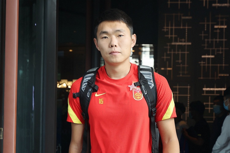  媒體人：國足征召5名邊后衛(wèi)真的有必要嗎？中場堆積眾多8號位