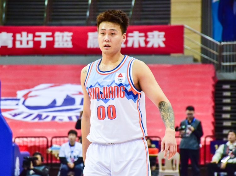  ??隨便打打！趙睿半場8中7&三分3中3貢獻(xiàn)18分2助攻2搶斷