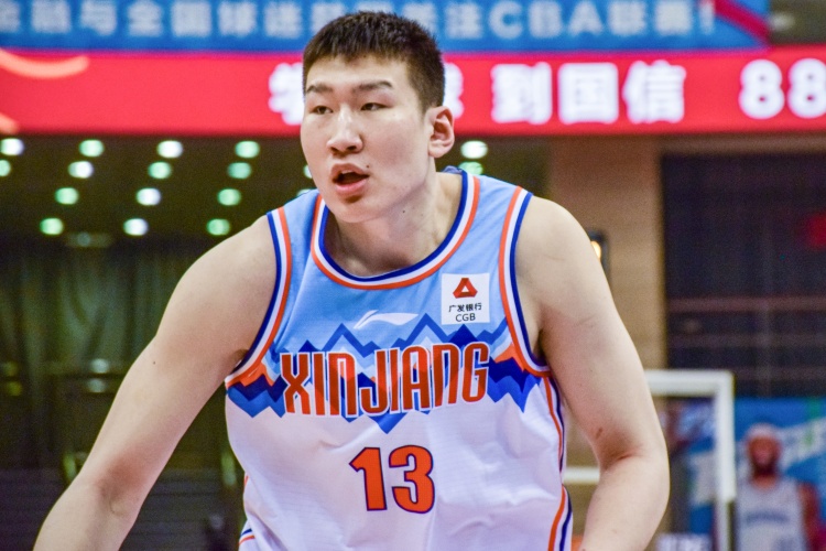  拼搶積極但手感不佳！李炎哲半場8中2&罰球6中4拿8分 搶4個(gè)前場板