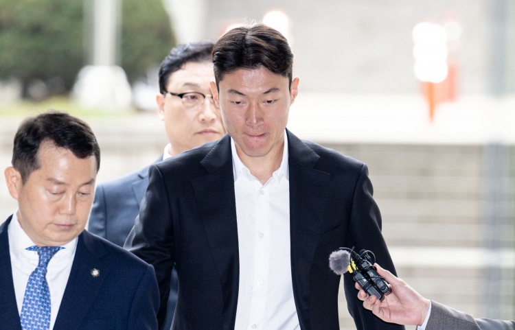  韓媒：庭審現(xiàn)場黃義助始終低頭雙手合十，判決后不停致歉