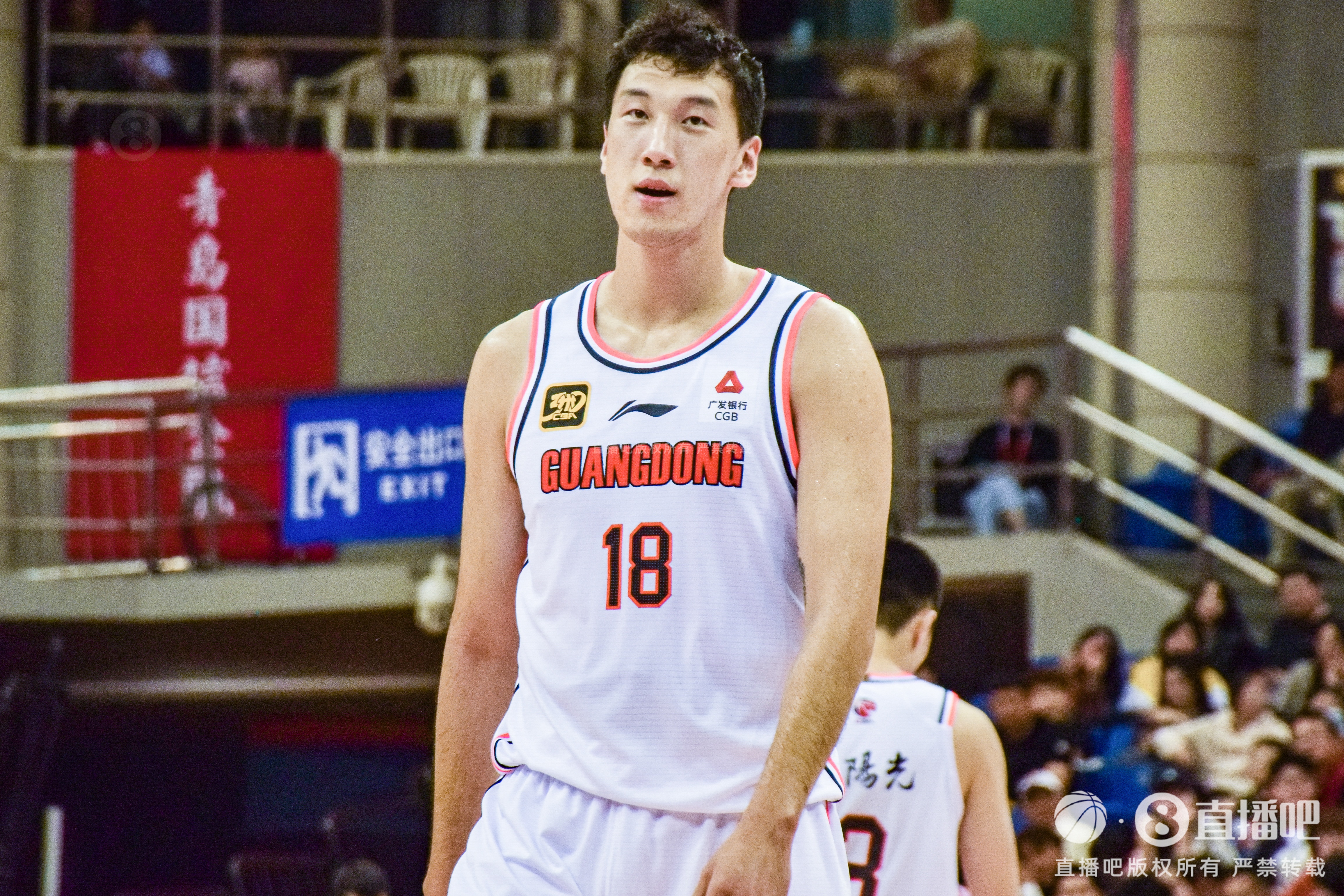  高炮臺發(fā)威！杜潤旺半場6中5拿到13分2斷1帽 三分3中3