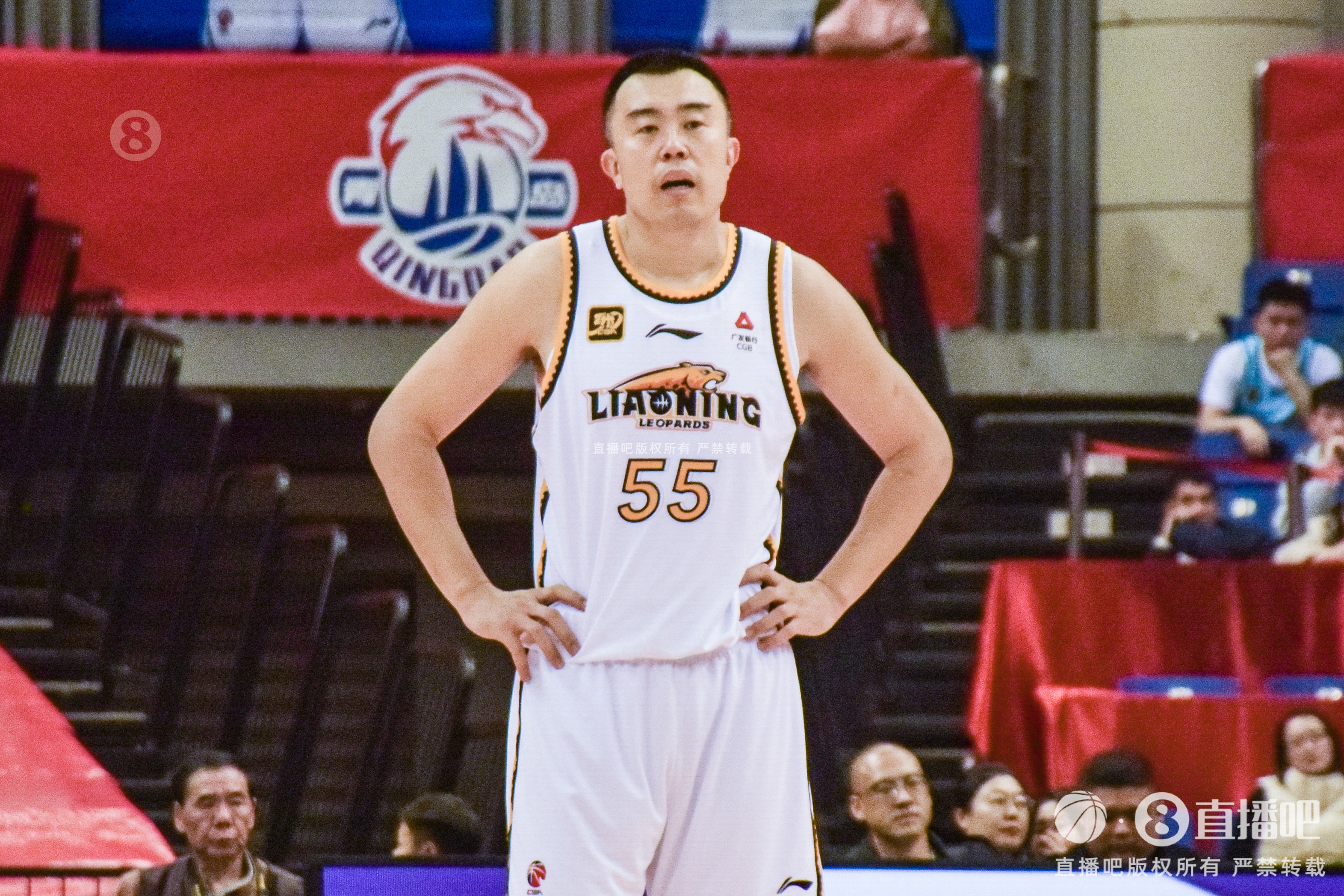  老將不容易！韓德君帶傷出戰(zhàn)半場6分鐘5犯 僅2板2助