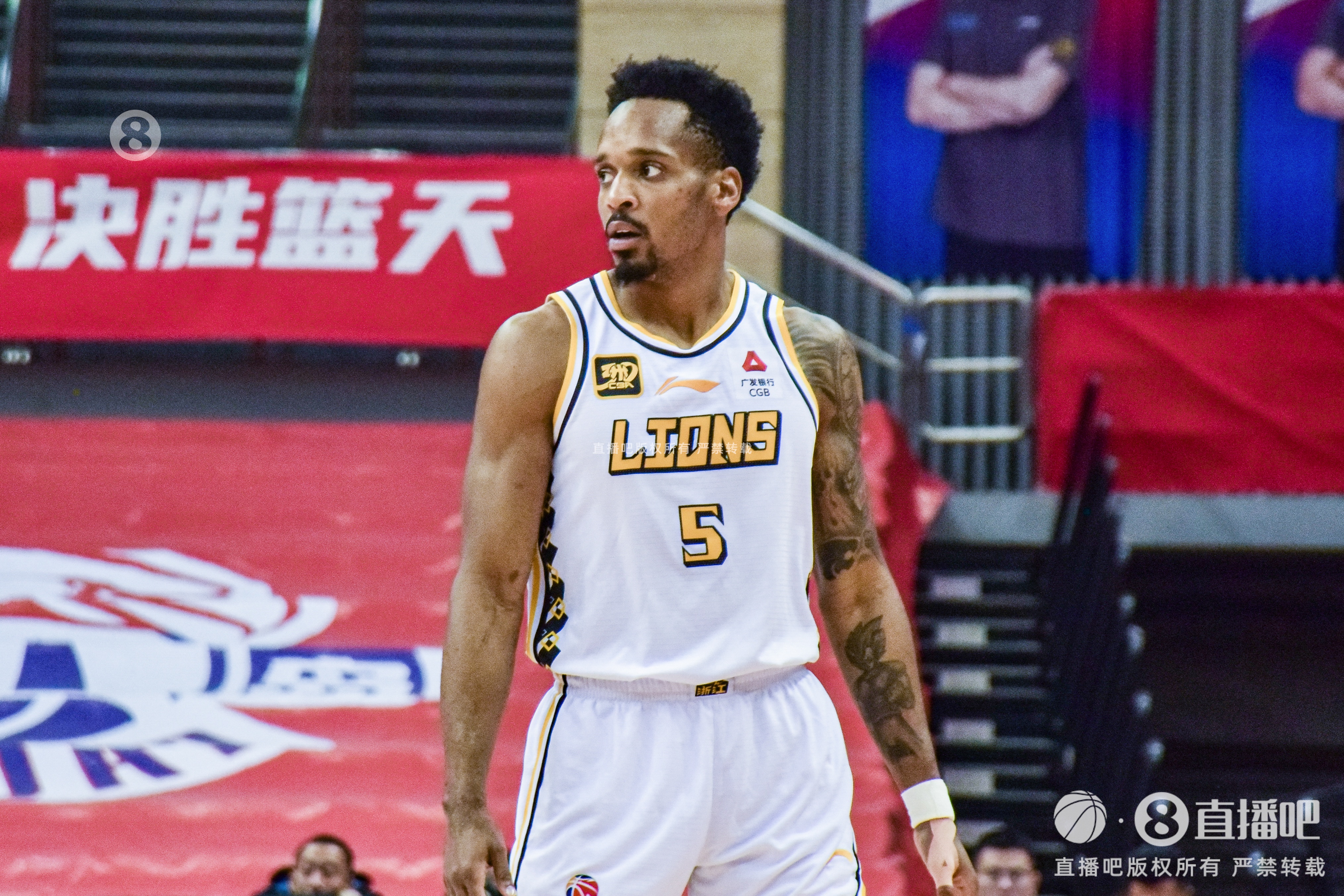 得分保障！小巴里-布朗17中9&三分9中4砍28分 末節(jié)11分助隊取勝