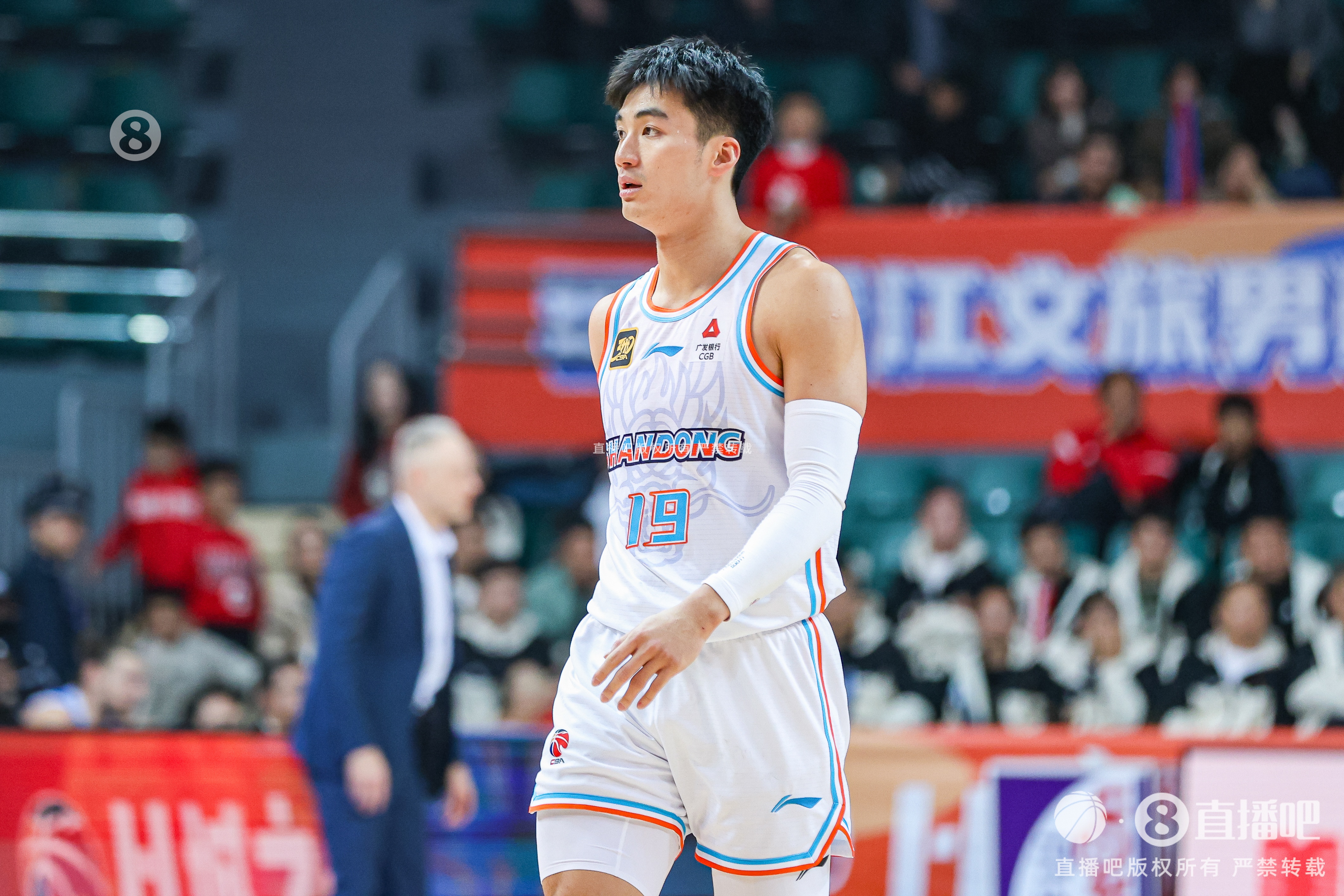  今天效率奇高！于德豪上半場11分鐘7投5中砍下全隊(duì)最高的12分