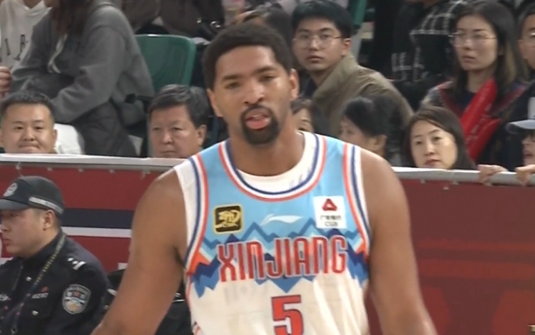  狀態(tài)出色！勞森首節(jié)打滿(mǎn)10分鐘5中4高效拿到11分2板1斷