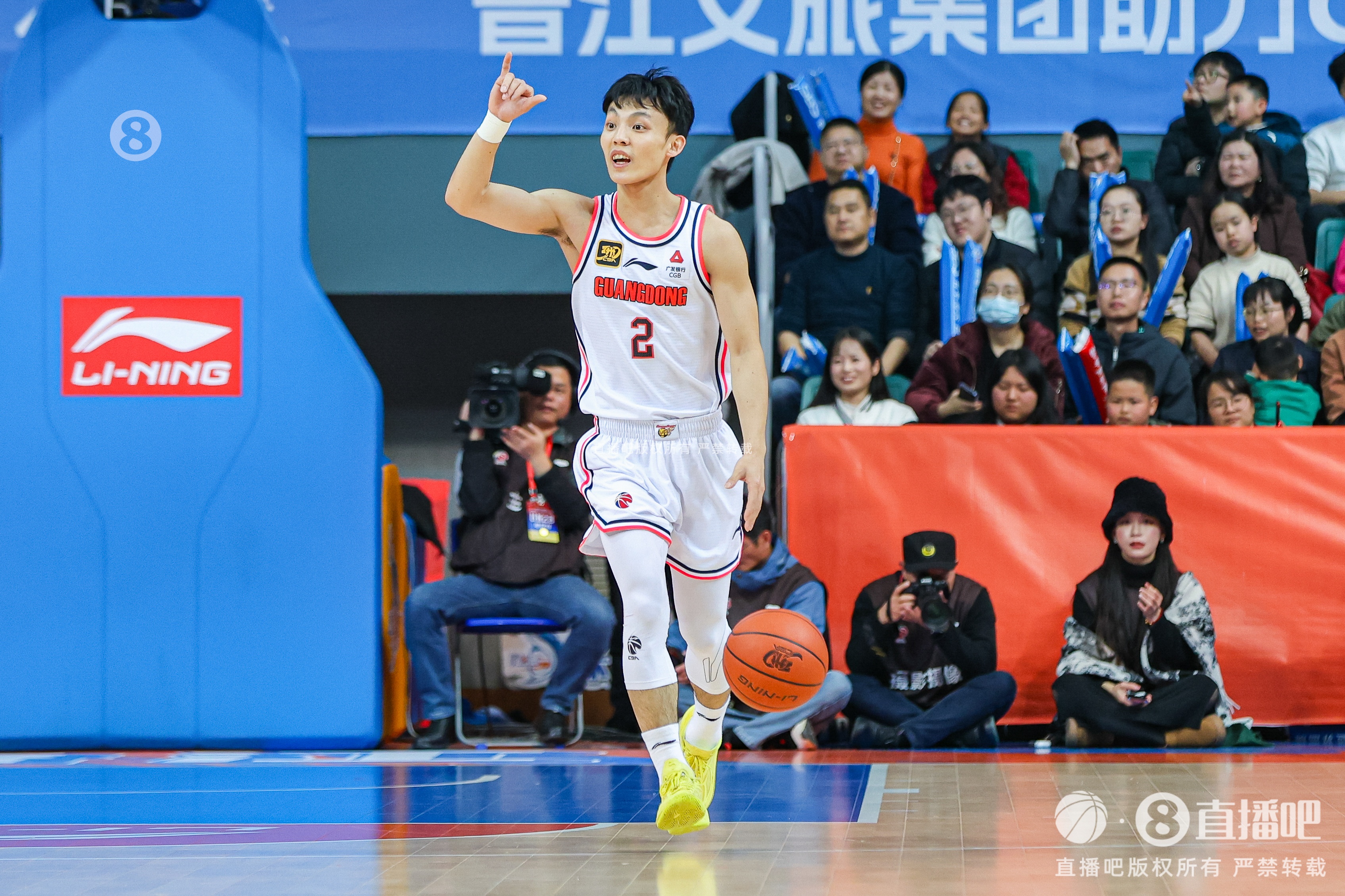  打得輕松！徐杰9中4拿到12分3板6助1斷