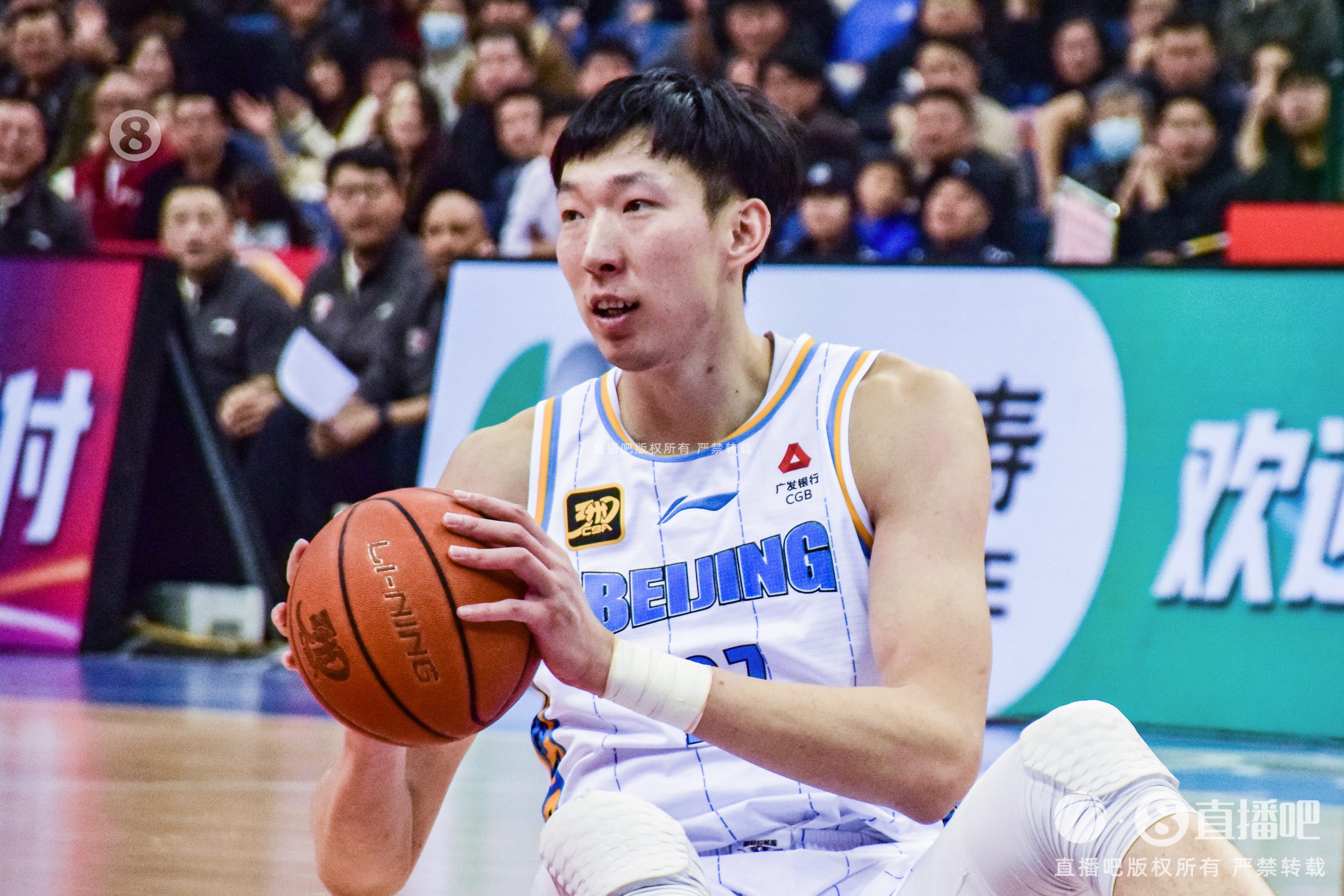  定海神針！周琦內(nèi)線攻防在線 半場6中5貢獻(xiàn)12分6籃板2蓋帽