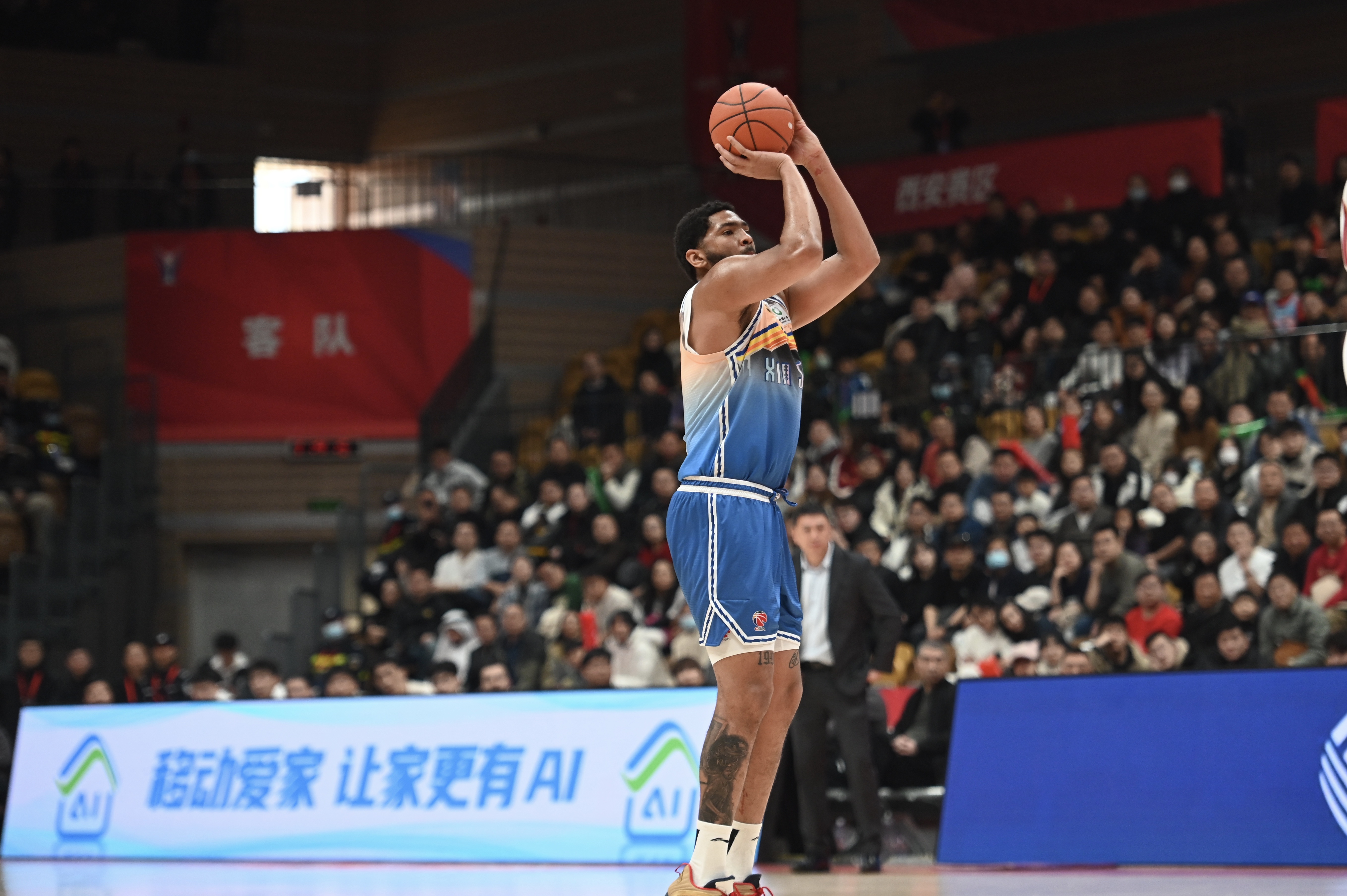  率先發(fā)力！新疆外援勞森首節(jié)7中5拿到11分 三分2中1